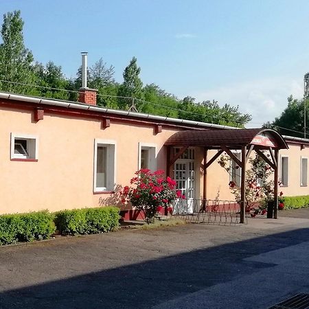 Collingo Belvarosi Szallas Apartment Kazincbarcika Bagian luar foto