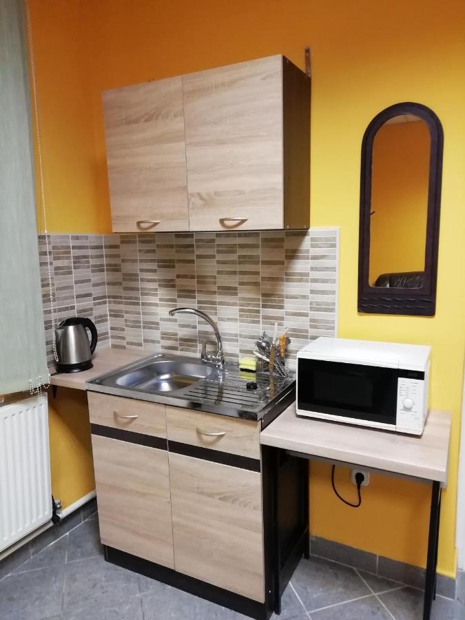Collingo Belvarosi Szallas Apartment Kazincbarcika Bagian luar foto