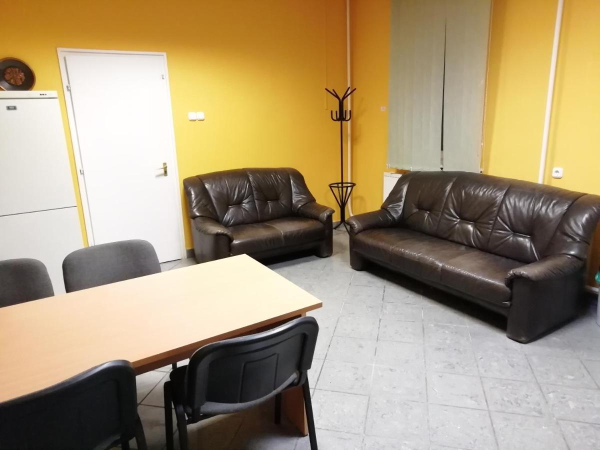 Collingo Belvarosi Szallas Apartment Kazincbarcika Bagian luar foto