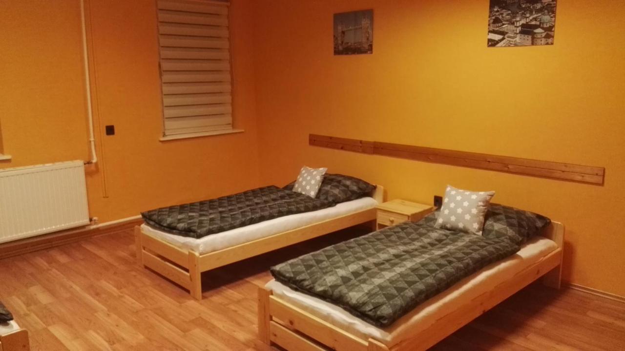 Collingo Belvarosi Szallas Apartment Kazincbarcika Bagian luar foto