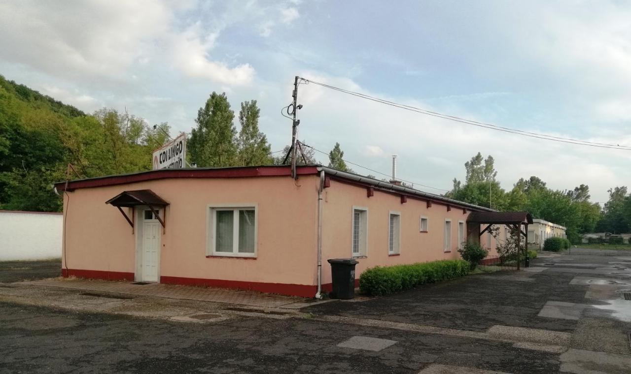 Collingo Belvarosi Szallas Apartment Kazincbarcika Bagian luar foto
