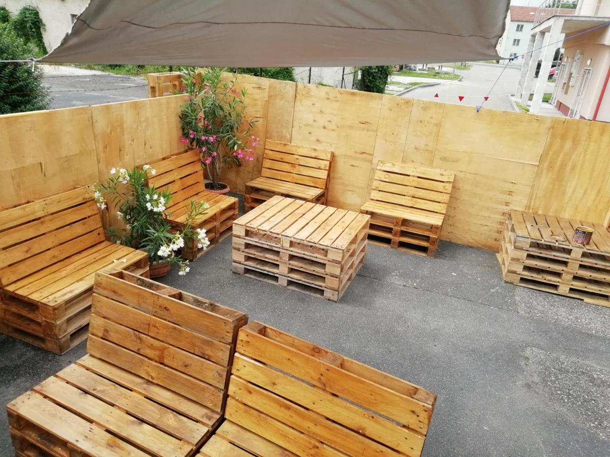Collingo Belvarosi Szallas Apartment Kazincbarcika Bagian luar foto