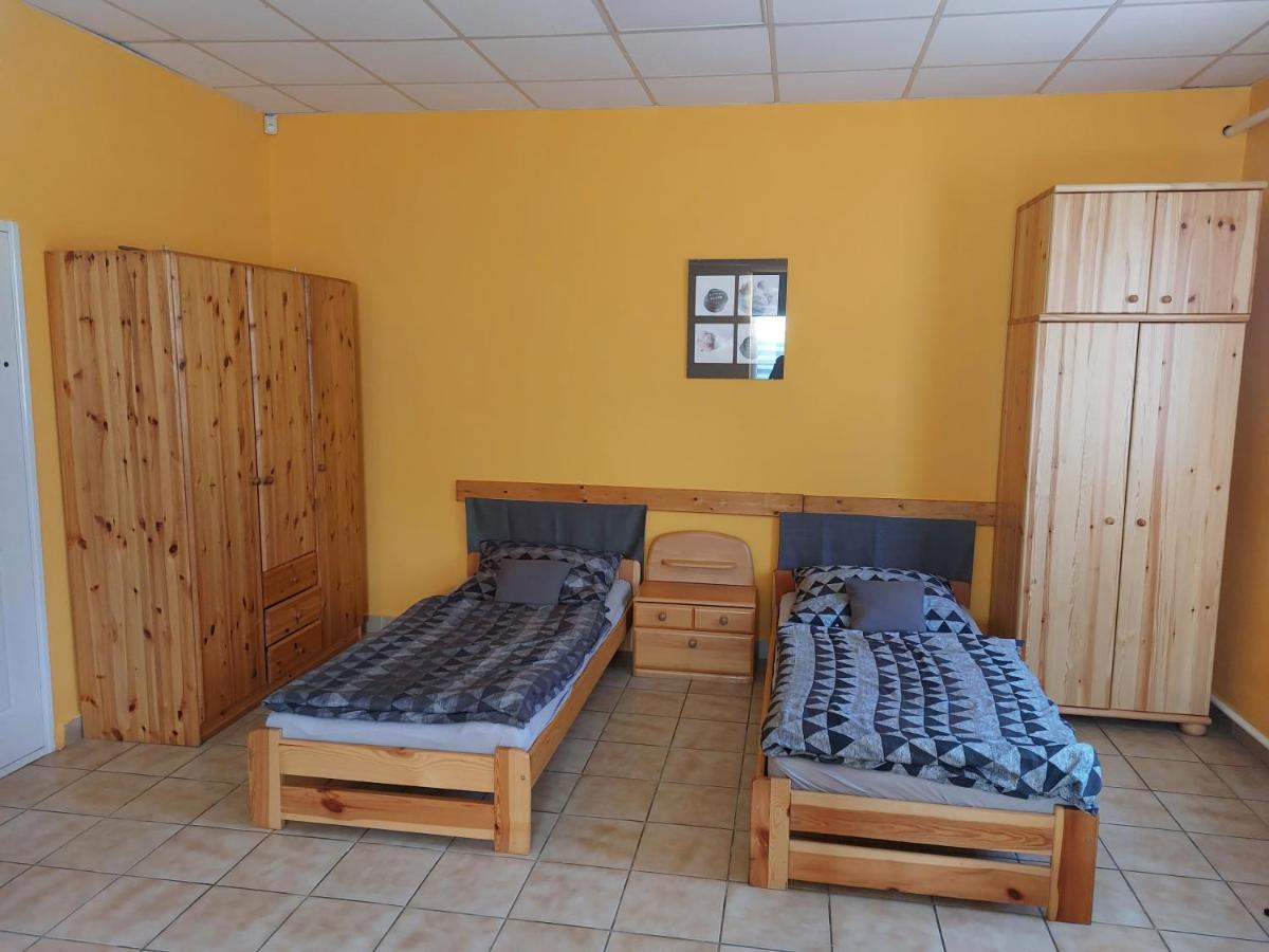 Collingo Belvarosi Szallas Apartment Kazincbarcika Bagian luar foto