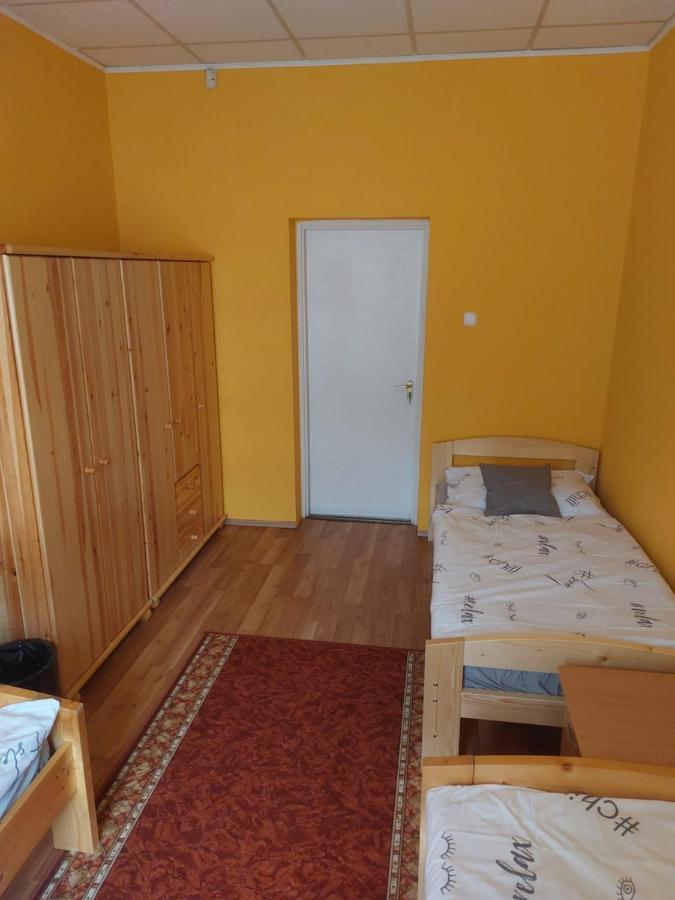 Collingo Belvarosi Szallas Apartment Kazincbarcika Bagian luar foto
