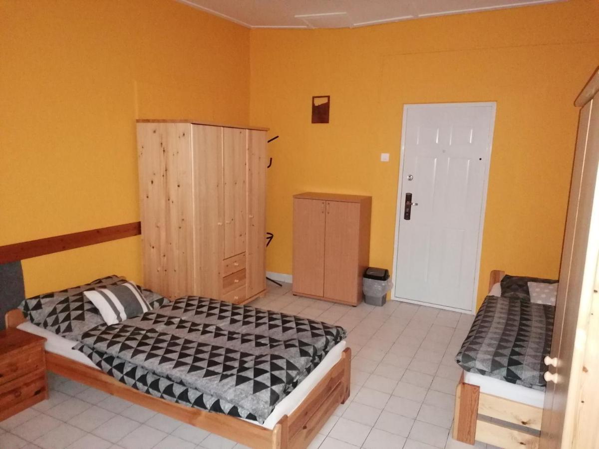 Collingo Belvarosi Szallas Apartment Kazincbarcika Bagian luar foto