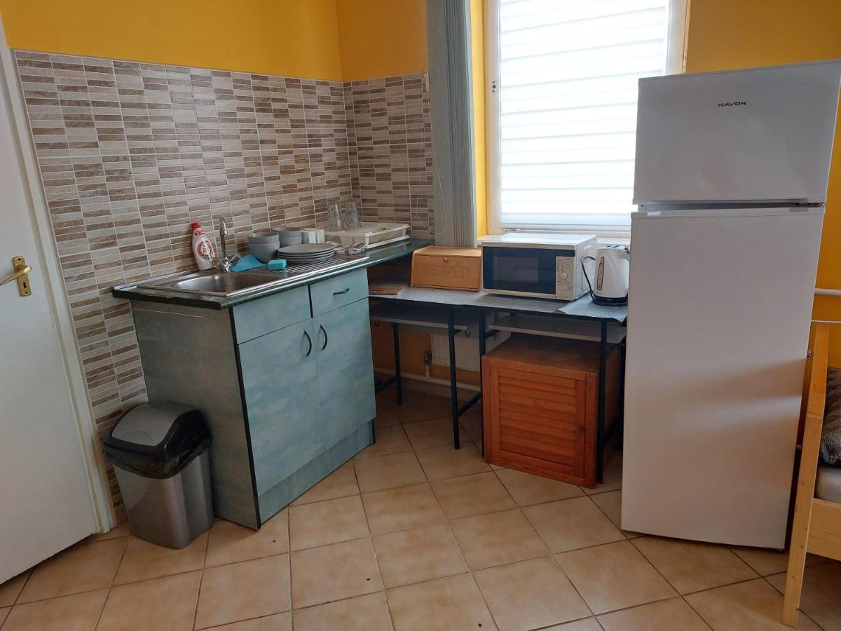 Collingo Belvarosi Szallas Apartment Kazincbarcika Bagian luar foto